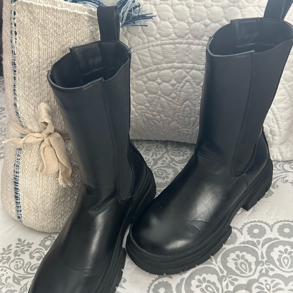 Reign Chunky Chelsea style Black Boot. Sz. 6. Excellent condition. No damage. - Picture 2 of 3